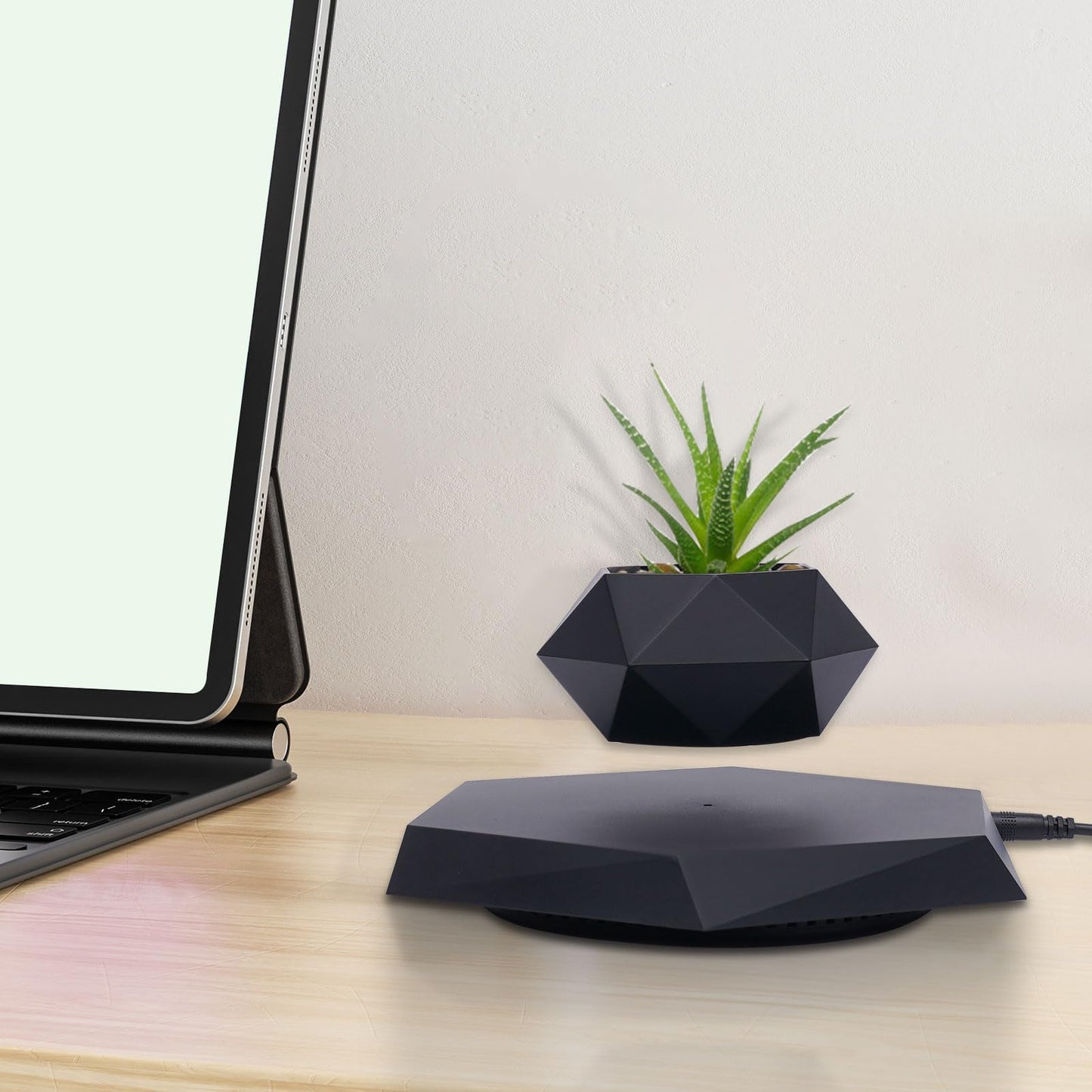 KONGKUNI Levitating Plant Pot Magnetic Levitation Suspension Floating Pot，Floating Plant Pot for Small Plants，360 Degree Rotation Planter，Potted Plant for Home, Office & Desk Levitating,Black