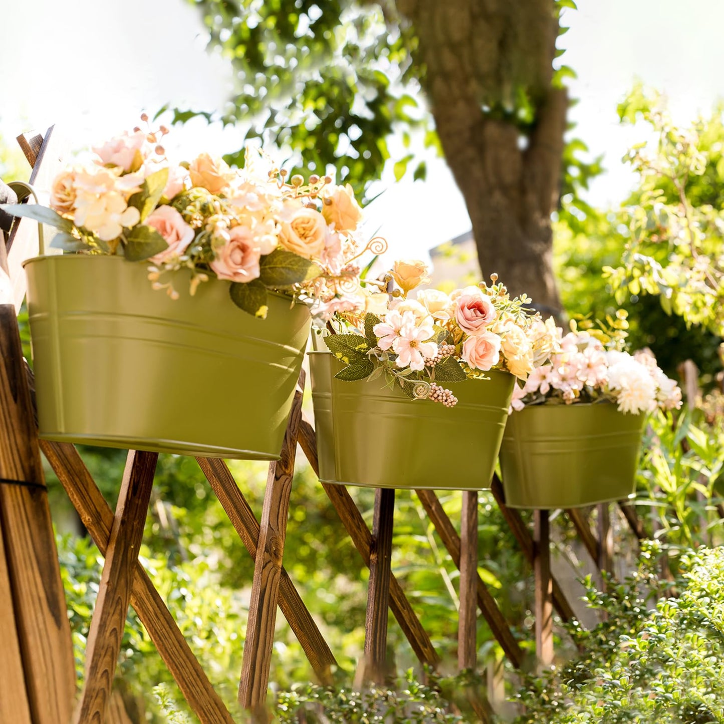 pansparade 3 Pack Metal Hanging Flower Pots for Railing Fence，Outdoor Balcony Rail Planter with Detachable Hooks Drainage Holes for Deck Garden Home Decor Green