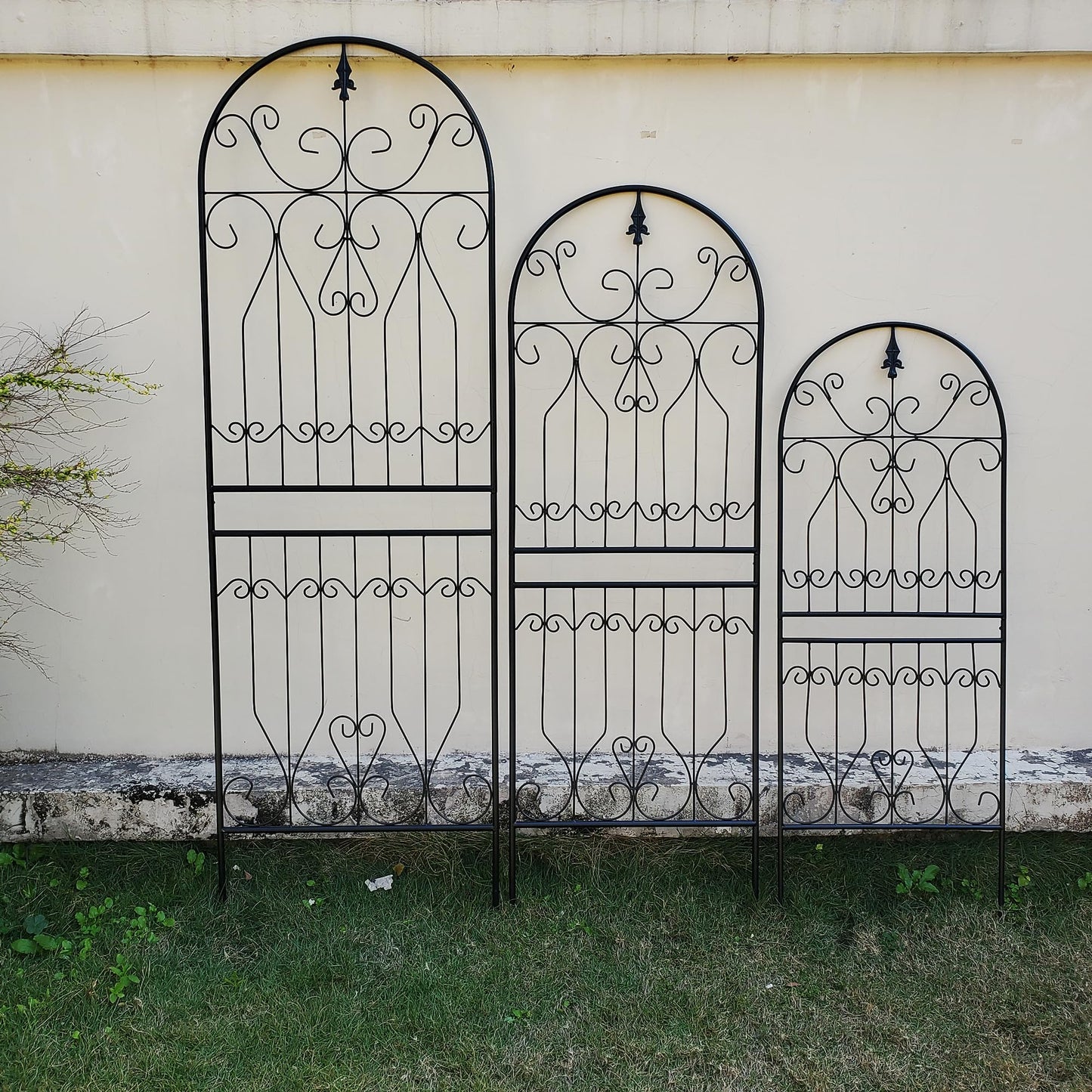 SCENDOR Metal Trellis 82.7" H x 26.7" W Tall Powder-Coated Black Garden Trellis Wrought Iron Heavy Scroll Metal Decoration Lawn Patio for Rose Clematis Ivy Weather Resistant Garden Addition 1 Pack